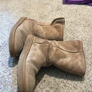 Well loved uggs ladies 7 lots of life left warm and above ankle